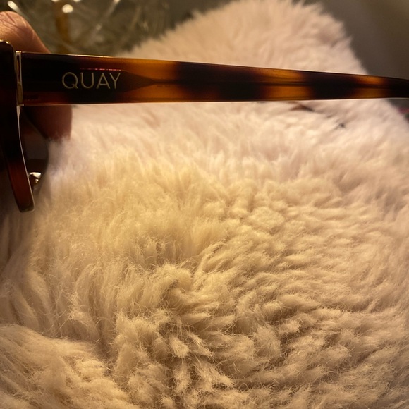 Quay Australia The DL 126 sunglasses with case. Gently Worn once, no scratches. - Picture 3 of 7